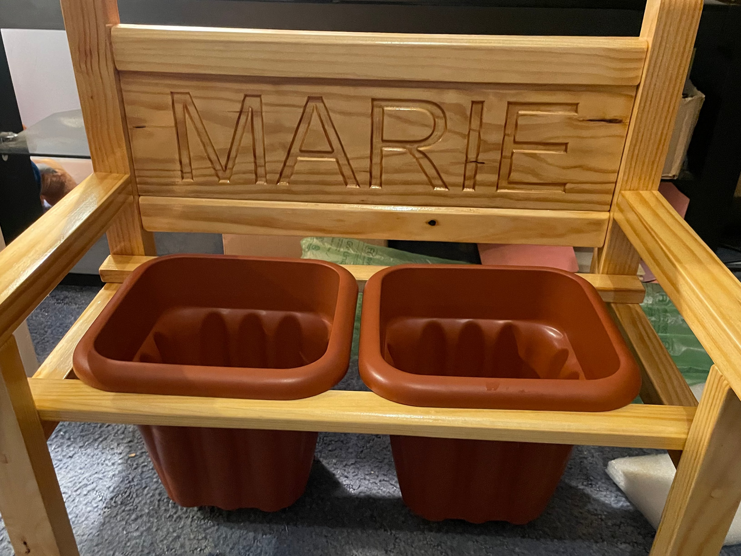 Flower bench Varnish with the name 'MARIE' engraved on the backrest, featuring two terracotta planters